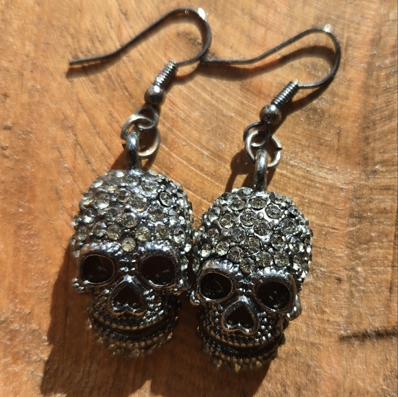 Skull earrings with rhinestones. - Picture 1 of 4